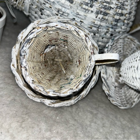 Wicker teapot and 2 cups attached to saucers Vintage 9.5" shabby chic cottage - Picture 3 of 12